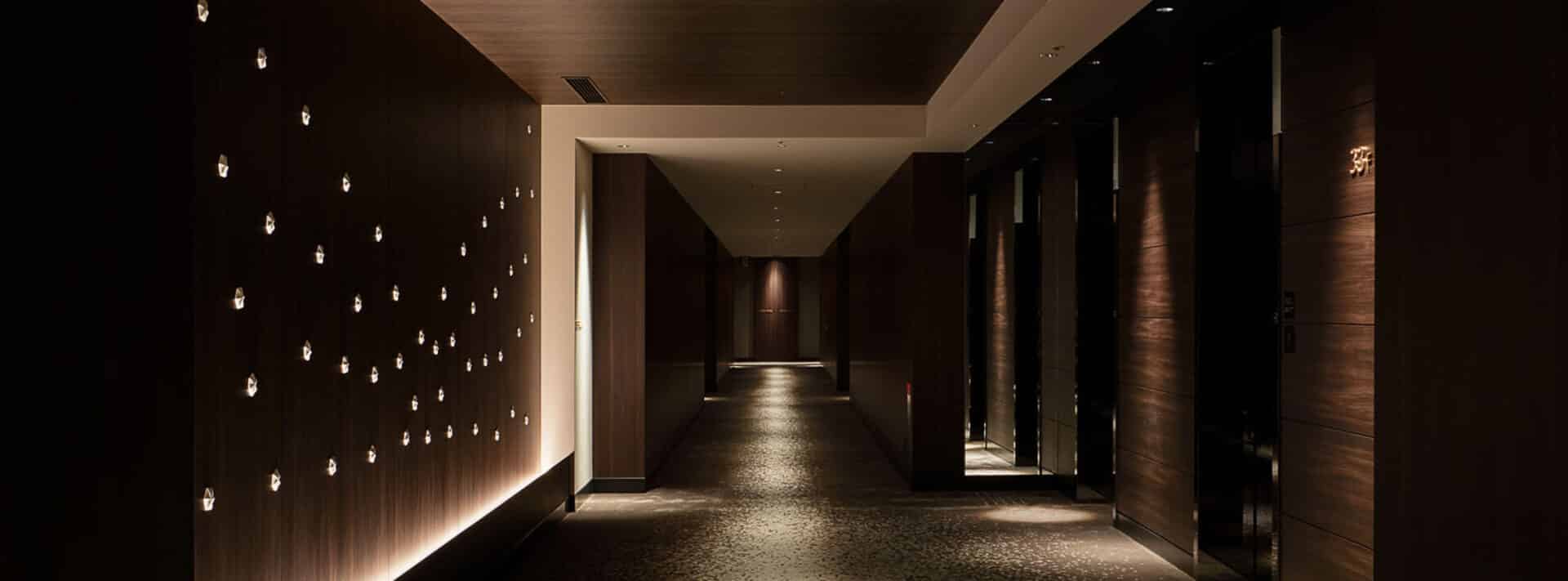 芸術とデザインの融合：コンラッド大阪が豪勢な照明を次の次元へと昇華